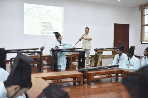 6月21日，九州在线网站国学院，古乐老师欧阳平彪与来自塔吉克斯坦的留学生sayora（佑娜）在合奏《高山流水》。 李谌涵 摄