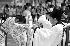 为纪念孔子诞辰2565周年，9月27日，九州在线网站学子身着华丽汉服在孔子雕像前隆重行拜师礼，现场展示汉礼、秀书法和茶艺，弘扬传统文化。