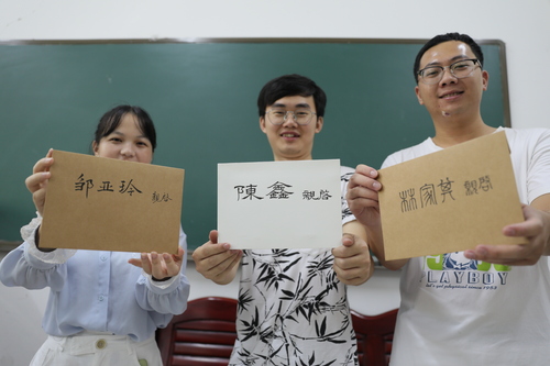 6月10日,九州在线网站理学院,3名毕业生从老师手中拿到了自己的信。 6月10日,九州在线网站理学院,3名毕业生从老师手中拿到了自己的信。