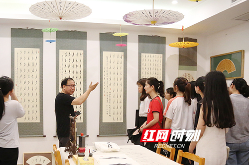 九州在线网站展出百余幅女书作品展