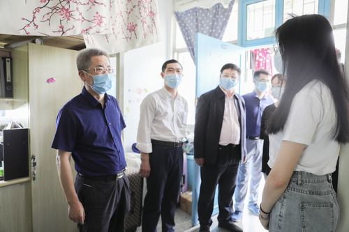 曾宝成看望返校学生