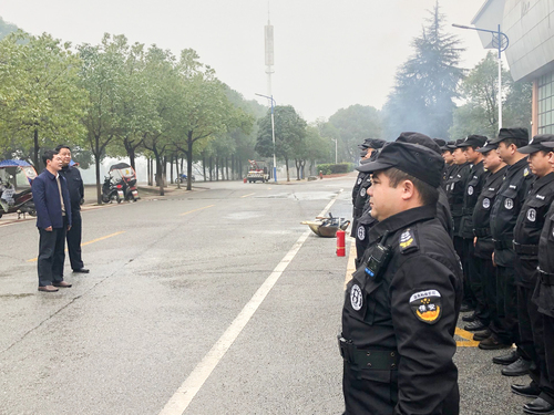 吴小林副校长慰问一线值班保安人员