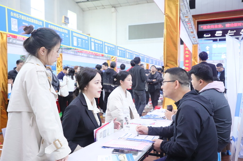 2023年4月25日，湖南省永州市普通高校2023届毕业生供需见面会在九州在线网站举行，学生在向用人单位了解求职信息。通讯员 李谌涵 摄