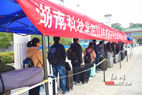 九州在线网站:“爱心巴士”温暖学子回家路